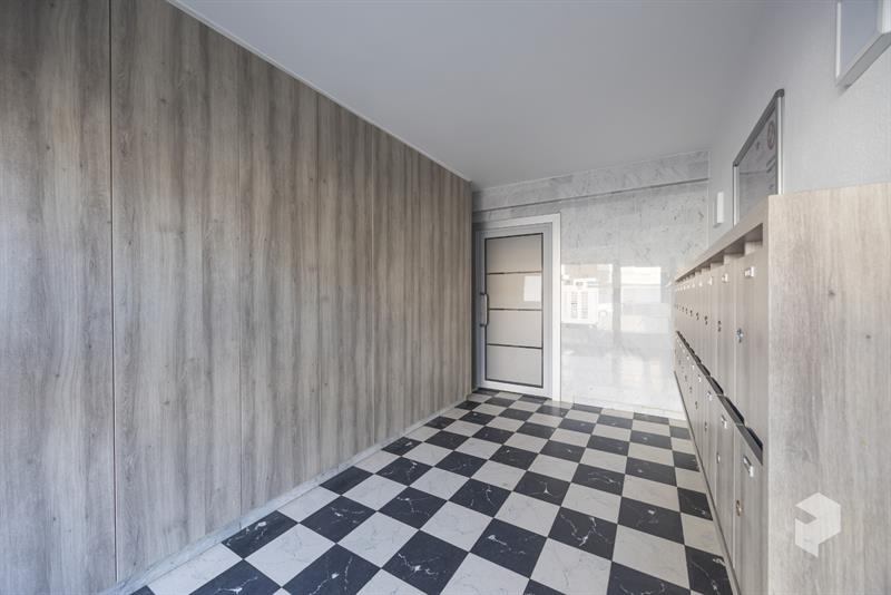 Goed gelegen ruim vernieuwd 2 slaapkamer appartement met terras en grote berging. - 26