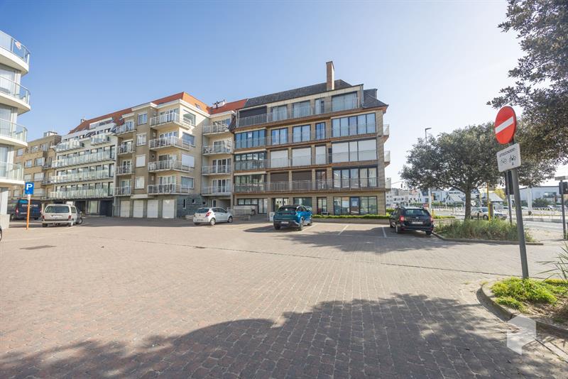 Goed gelegen ruim vernieuwd 2 slaapkamer appartement met terras en grote berging.