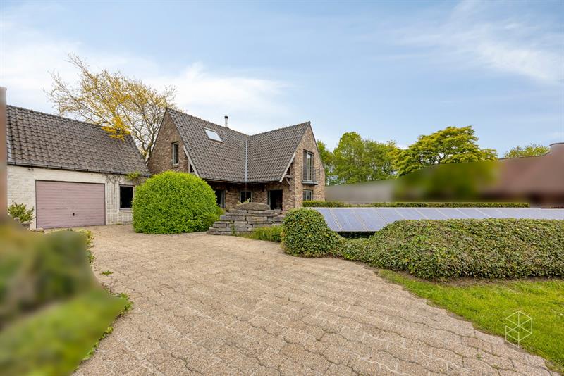Karaktervolle villa met polyvalent bijgebouw, zwemvijver & aangelegde tuin met uitweg op 4.009m²