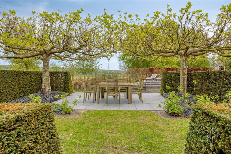 Karaktervolle villa met polyvalent bijgebouw, zwemvijver & aangelegde tuin met uitweg op 4.009m² - 12