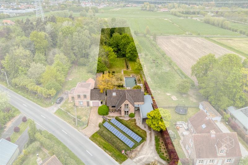 Karaktervolle villa met polyvalent bijgebouw, zwemvijver & aangelegde tuin met uitweg op 4.009m² - 5