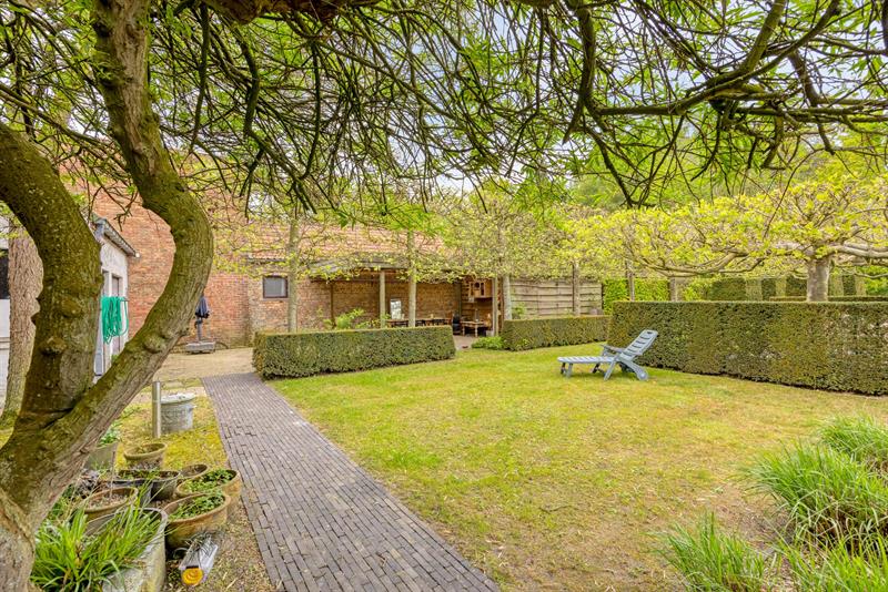 Karaktervolle villa met polyvalent bijgebouw, zwemvijver & aangelegde tuin met uitweg op 4.009m² - 10