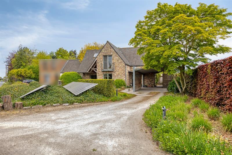 Karaktervolle villa met polyvalent bijgebouw, zwemvijver & aangelegde tuin met uitweg op 4.009m² - 2