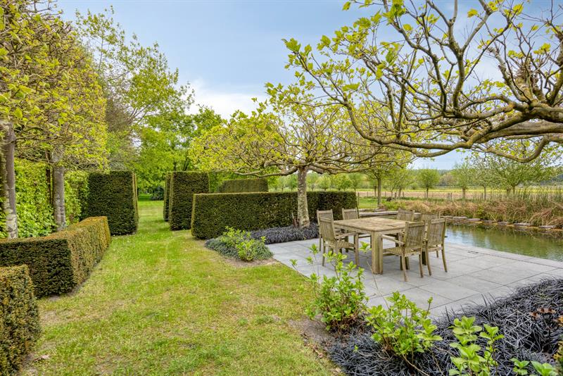 Karaktervolle villa met polyvalent bijgebouw, zwemvijver & aangelegde tuin met uitweg op 4.009m² - 3
