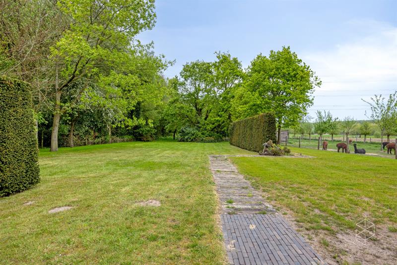 Karaktervolle villa met polyvalent bijgebouw, zwemvijver & aangelegde tuin met uitweg op 4.009m² - 16