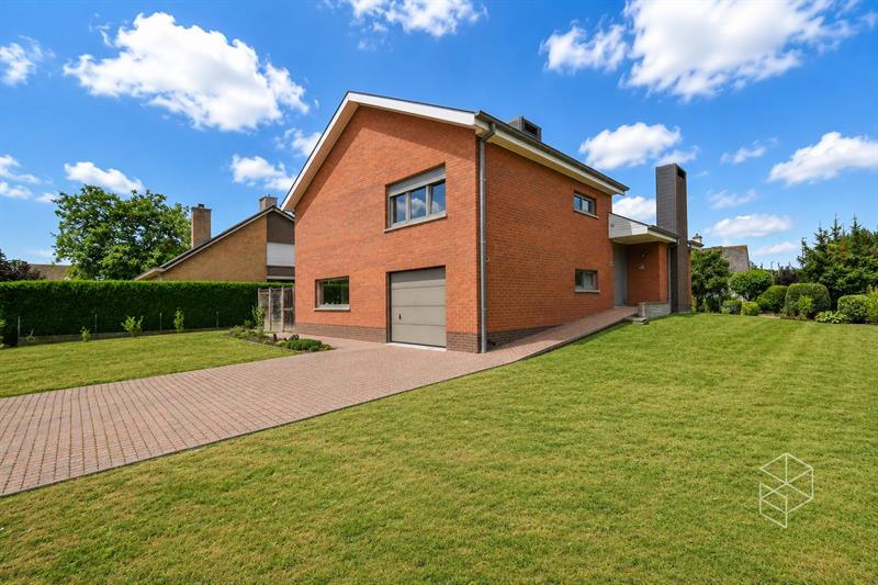 IN OPTIE NA 5 WEKEN - COMPROMIS IN OPMAAK | Ruime woning met grote tuin te Oostkamp - 1