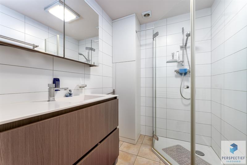 Goed gelegen ruim vernieuwd 2 slaapkamer appartement met grote berging en autostaanplaats - 16