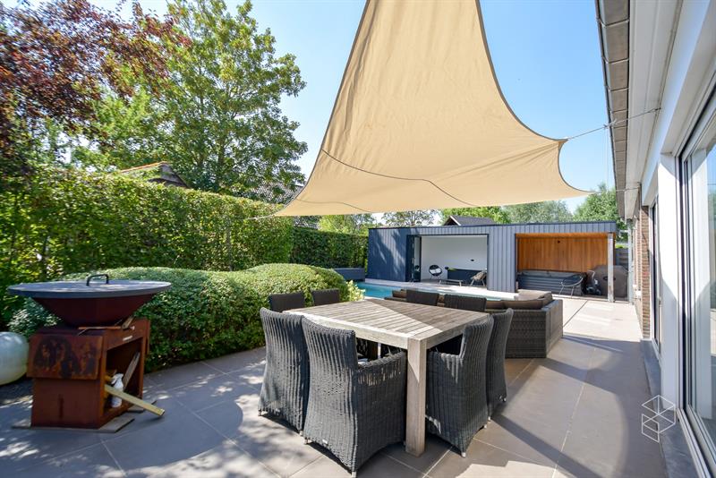 GROTE (254m²) instapklare gezinswoning met 4 slaapkamers, zwembad en poolhouse