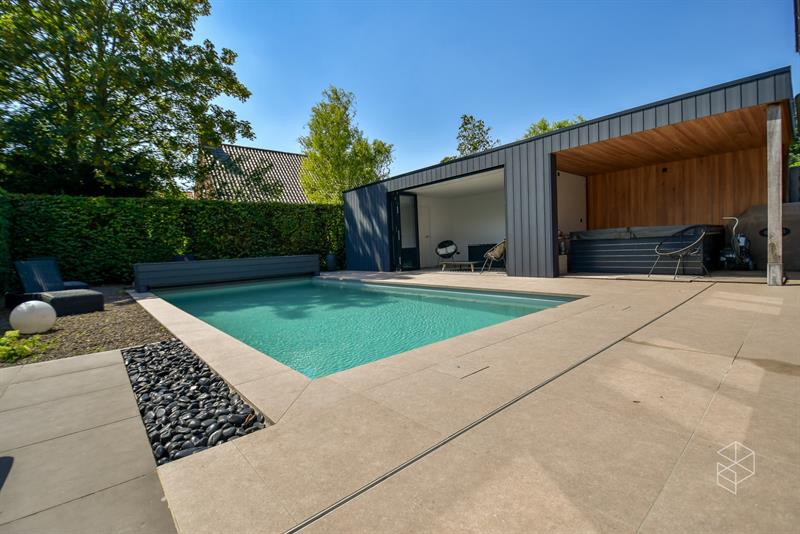 GROTE (254m²) instapklare gezinswoning met 4 slaapkamers, zwembad en poolhouse