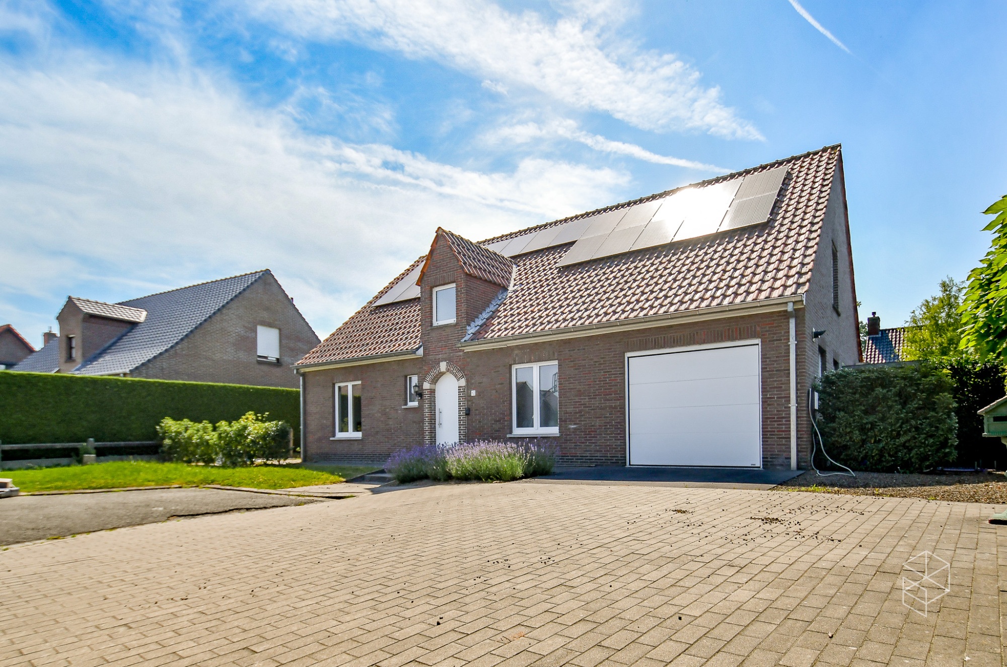 GROTE (254m²) instapklare gezinswoning met 4 slaapkamers, zwembad en poolhouse