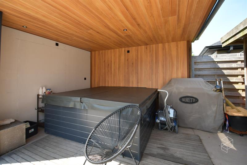 GROTE (254m²) instapklare gezinswoning met 4 slaapkamers, zwembad en poolhouse