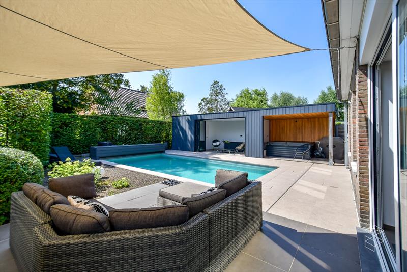 GROTE (254m²) instapklare gezinswoning met 4 slaapkamers, zwembad en poolhouse