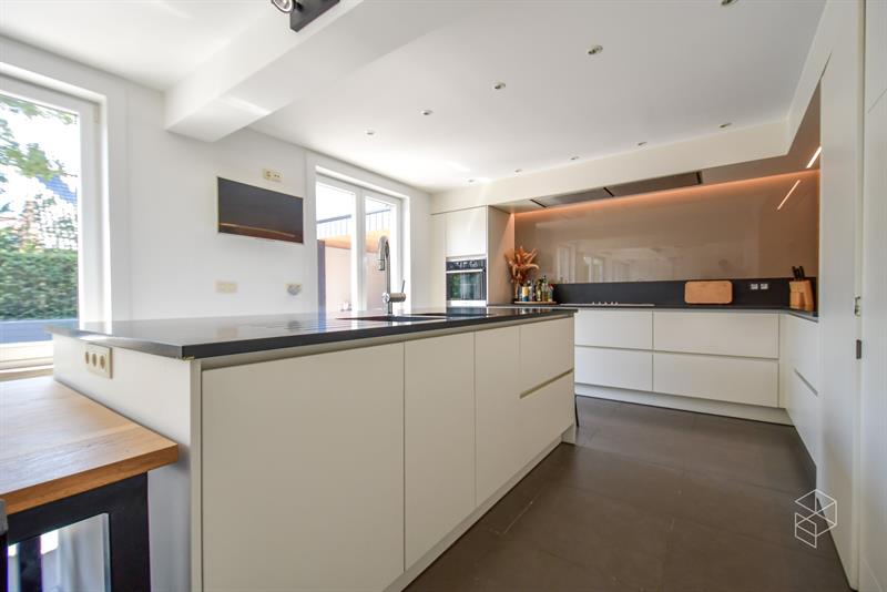 GROTE (254m²) instapklare gezinswoning met 4 slaapkamers, zwembad en poolhouse - 10