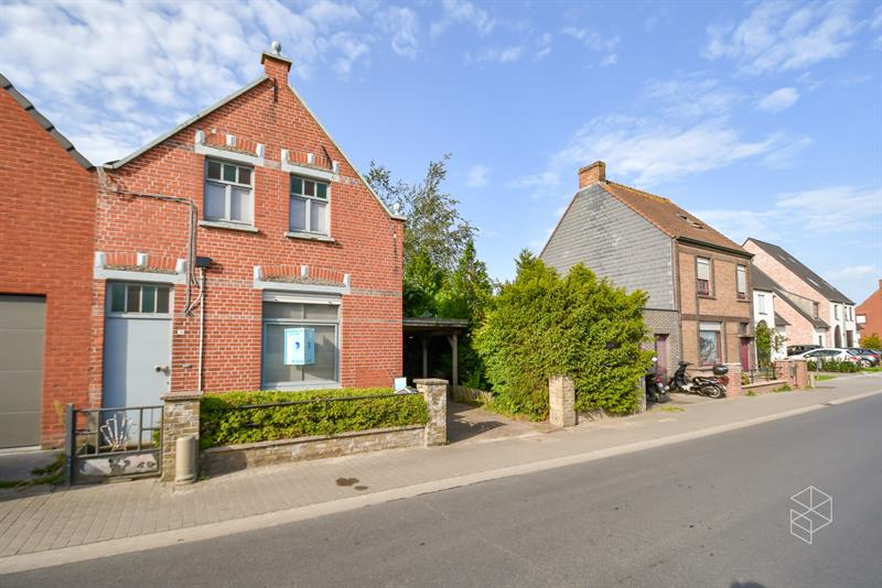 TE RENOVEREN / AF TE BREKEN WONING MET TUIN - 1