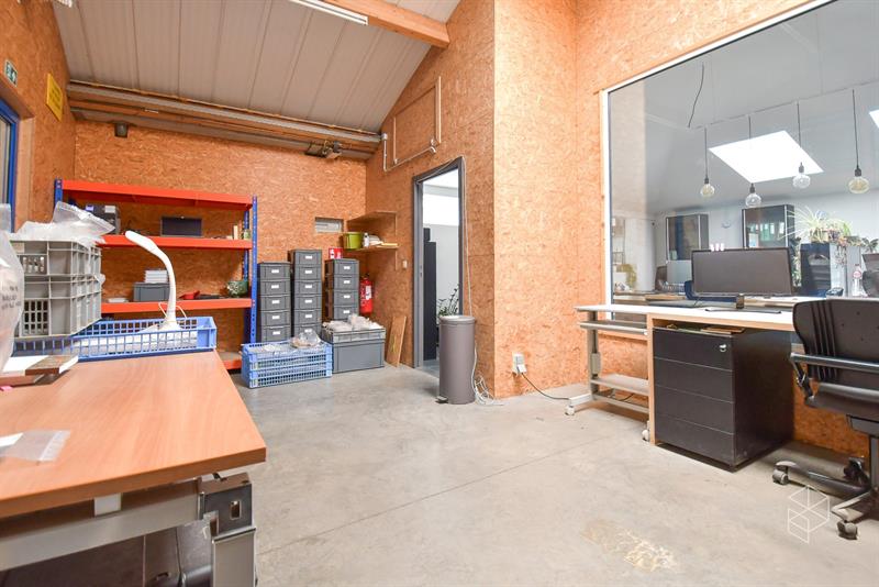 Ruime loods met kantoor ruimte (249m²) te Maldegem