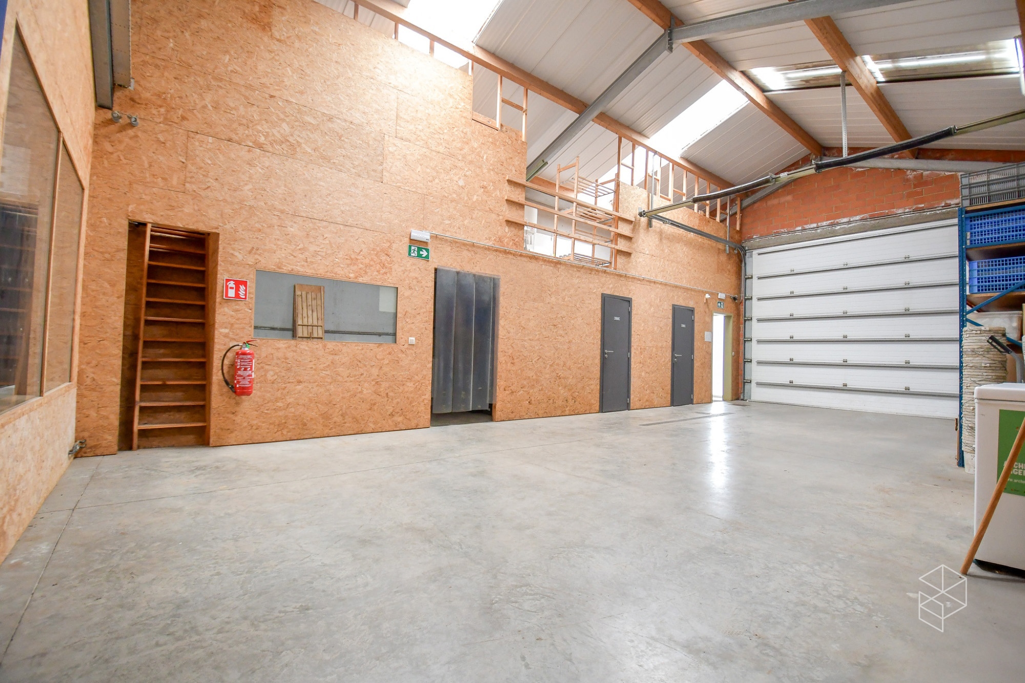 Ruime loods met kantoor ruimte (249m²) te Maldegem