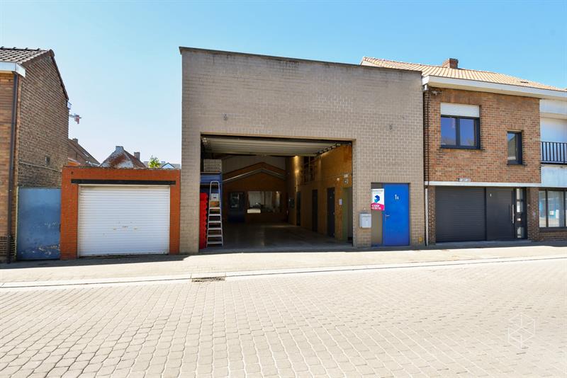 Ruime loods met kantoor ruimte (249m²) te Maldegem