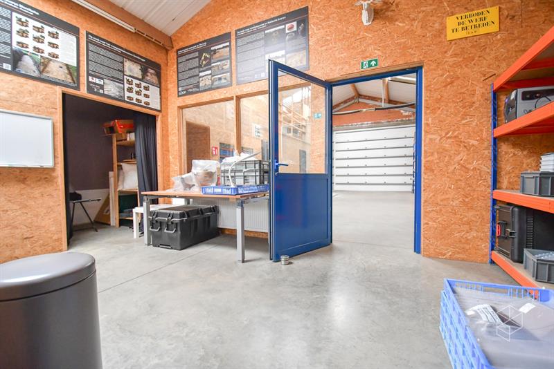 Ruime loods met kantoor ruimte (249m²) te Maldegem