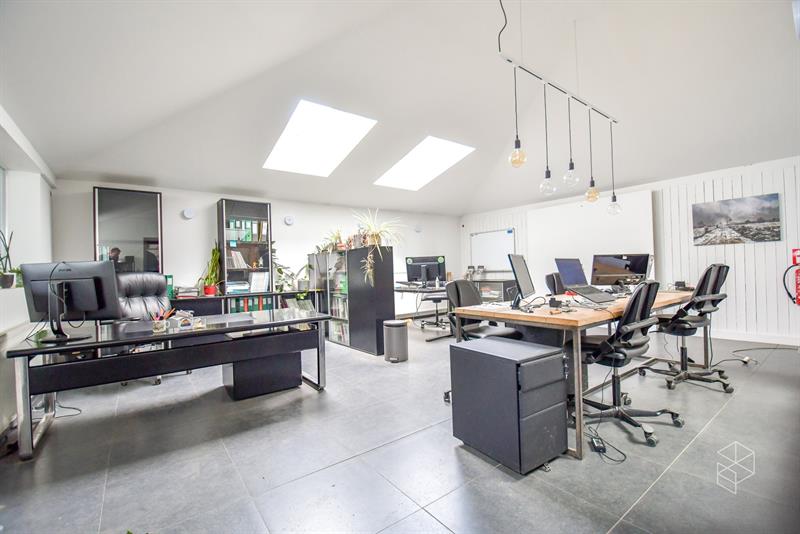 Ruime loods met kantoor ruimte (249m²) te Maldegem