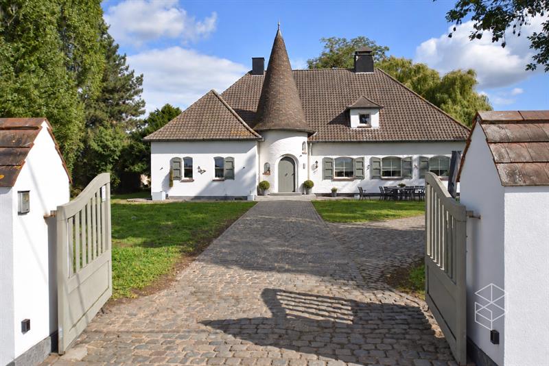 Klassevolle villa met bijgebouw op unieke ligging aan het kanaal Gent-Brugge