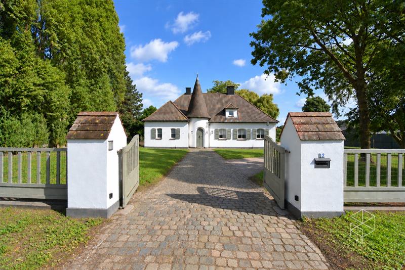 Klassevolle villa met bijgebouw op unieke ligging aan het kanaal Gent-Brugge