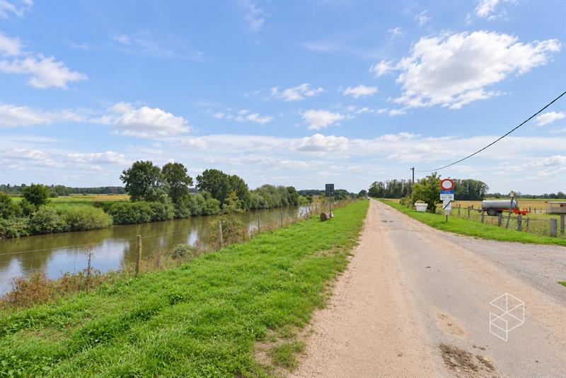 Klassevolle villa met bijgebouw op unieke ligging aan het kanaal Gent-Brugge