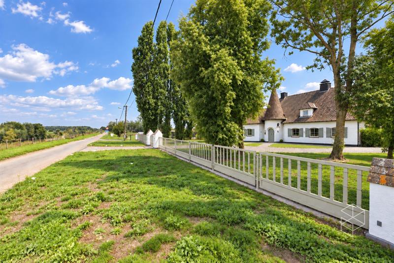 Klassevolle villa met bijgebouw op unieke ligging aan het kanaal Gent-Brugge
