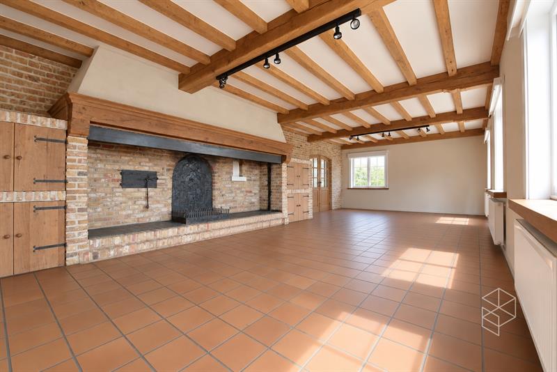 Klassevolle villa met bijgebouw op unieke ligging aan het kanaal Gent-Brugge