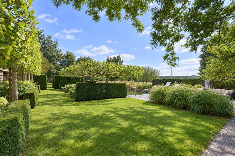 IN OPTIE - COMPROMIS IN OPMAAK | Karaktervolle villa met polyvalent bijgebouw, zwemvijver & aangelegde tuin met uitweg op 4.009m² - 3