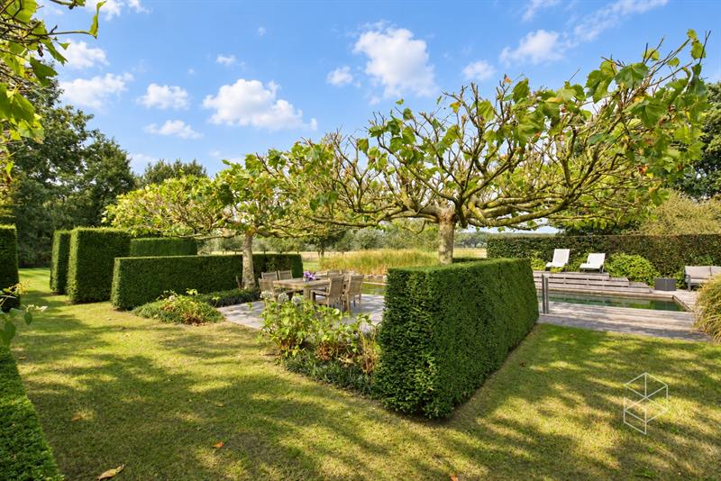 IN OPTIE - COMPROMIS IN OPMAAK | Karaktervolle villa met polyvalent bijgebouw, zwemvijver & aangelegde tuin met uitweg op 4.009m² - 11