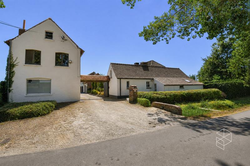 Landhuis met zwembad, bijgebouw en weide op 10 570 m²