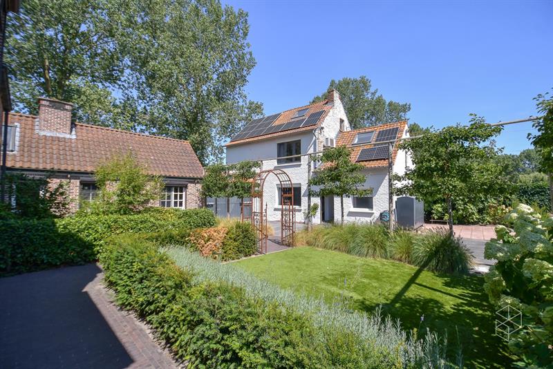 Landhuis met zwembad, bijgebouw en weide op 10 570 m²
