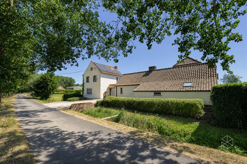 Landhuis met zwembad, bijgebouw en weide op 10 570 m²
