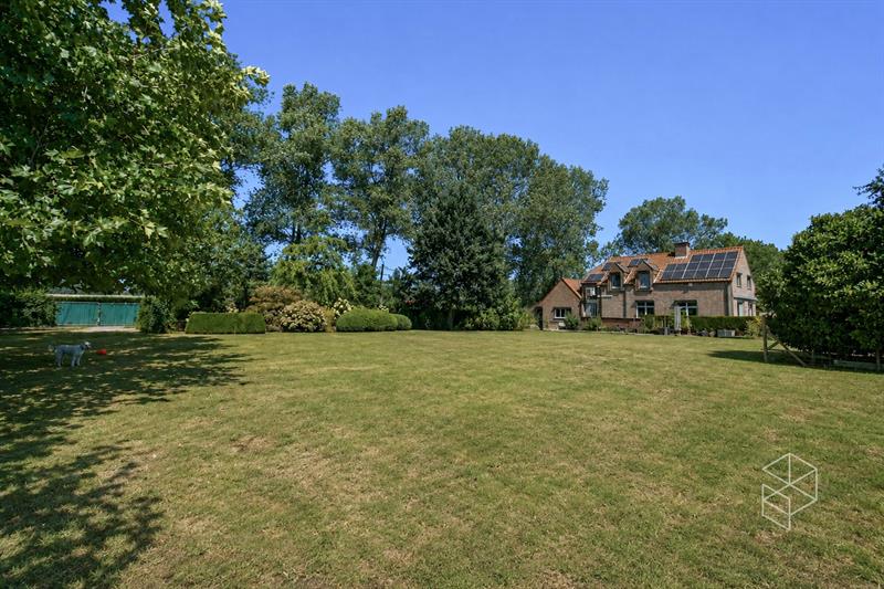 Landhuis met zwembad, bijgebouw en weide op 10 570 m²