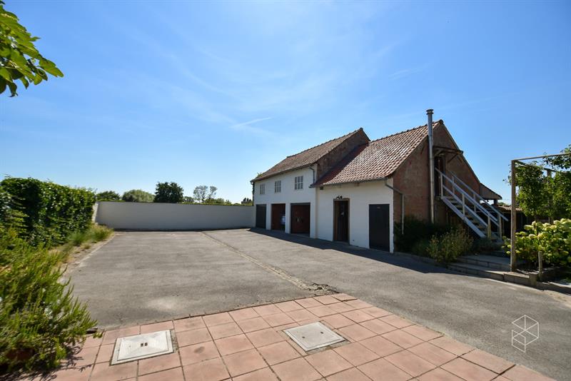 Landhuis met zwembad, bijgebouw en weide op 10 570 m²