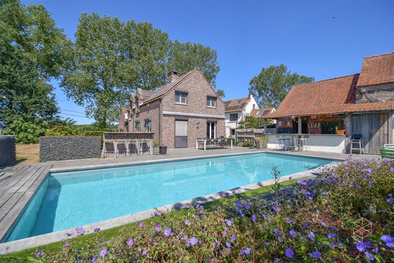Landhuis met zwembad, bijgebouw en weide op 10 570 m²