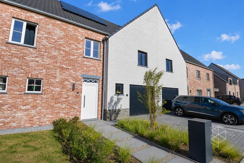 Recente (bj. 2024) royale woning  met 4  slaapkamers en tuin op uiterst rustige locatie