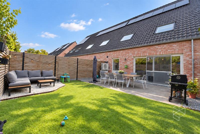 Recente (bj. 2024) royale woning  met 4  slaapkamers en tuin op uiterst rustige locatie