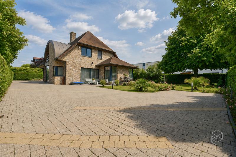 Ruime en karaktervolle woning op 926 m² centraal gelegen te Jabbeke