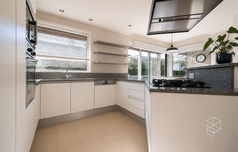 BEZOEKMOMENT ZATERDAG 03/10 VAN 10U30 TOT 12U | Ruime en karaktervolle woning op 926 m² centraal gelegen te Jabbeke - 8