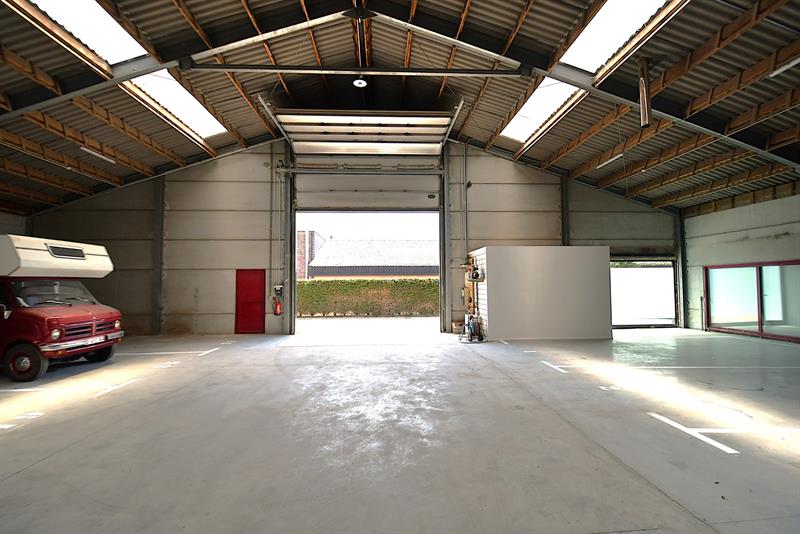 Loods (850m²) te koop in het industriepark SCHATTING te Zedelgem