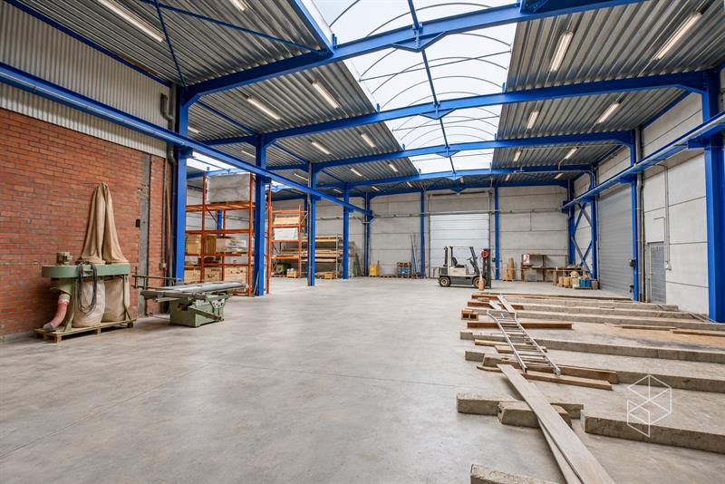 Grote loods met burelen, 3 garages, ruime buitenruimte en woning te koop in Hertsberge