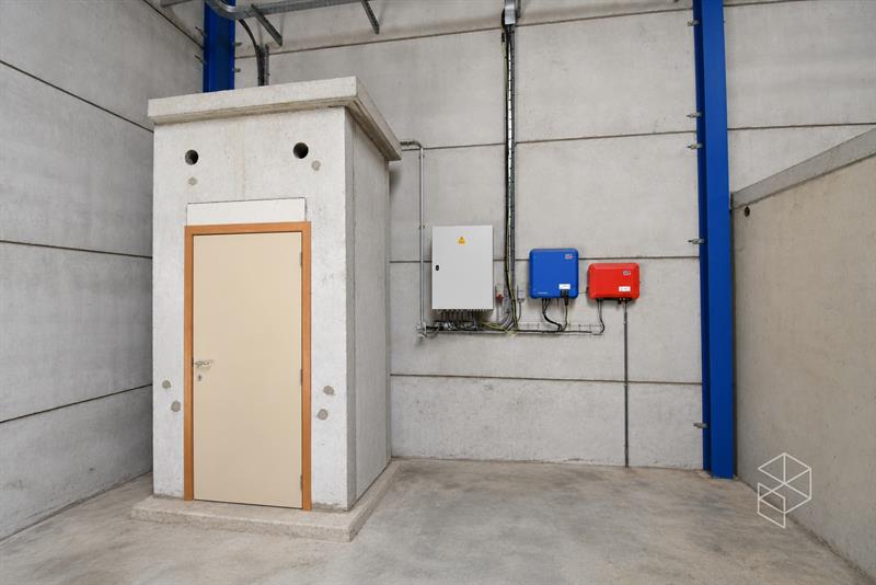 Grote loods met burelen, 3 garages, ruime buitenruimte en woning te koop in Hertsberge - 12