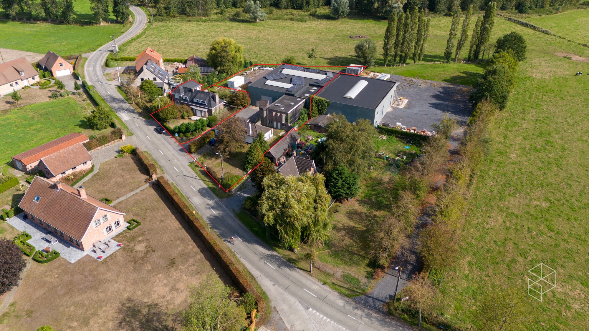 Grote loods met burelen, 3 garages, ruime buitenruimte en woning te koop in Hertsberge
