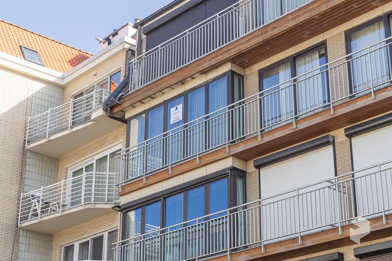 Goed gelegen ruim vernieuwd 2 slaapkamer appartement met terras en grote berging. - 24
