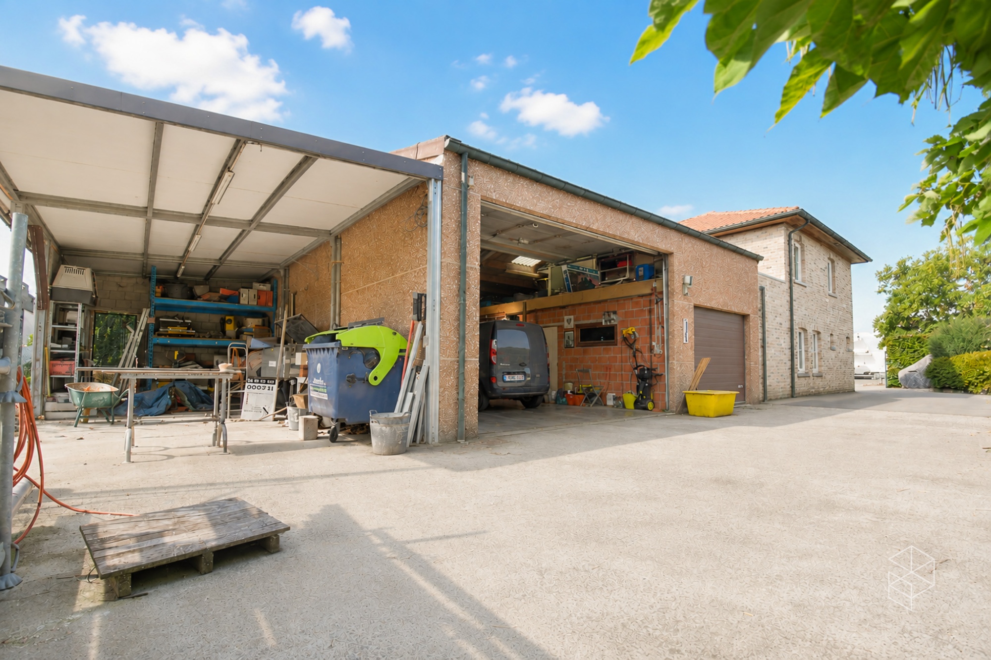 Wonen en ondernemen op één locatie: woning met loods in Ruiselede