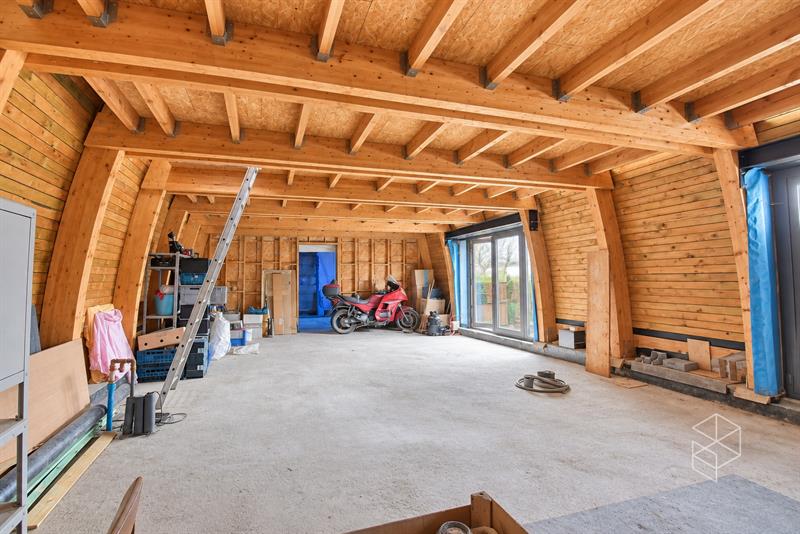 Karaktervolle woning in loftstijl met ruime loods op circa 1117 m² in Assebroek - 19