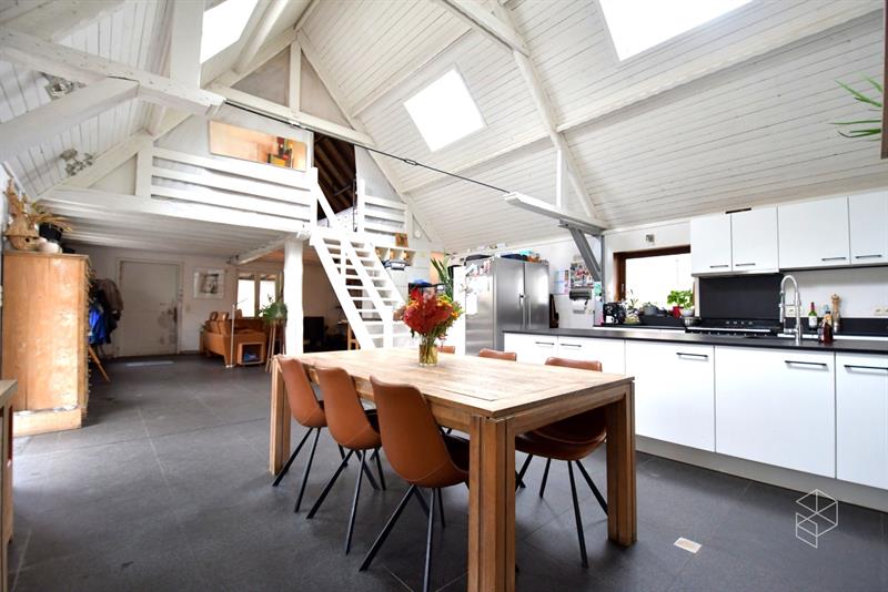 Karaktervolle woning in loftstijl met ruime loods op circa 1117 m² in Assebroek - 17