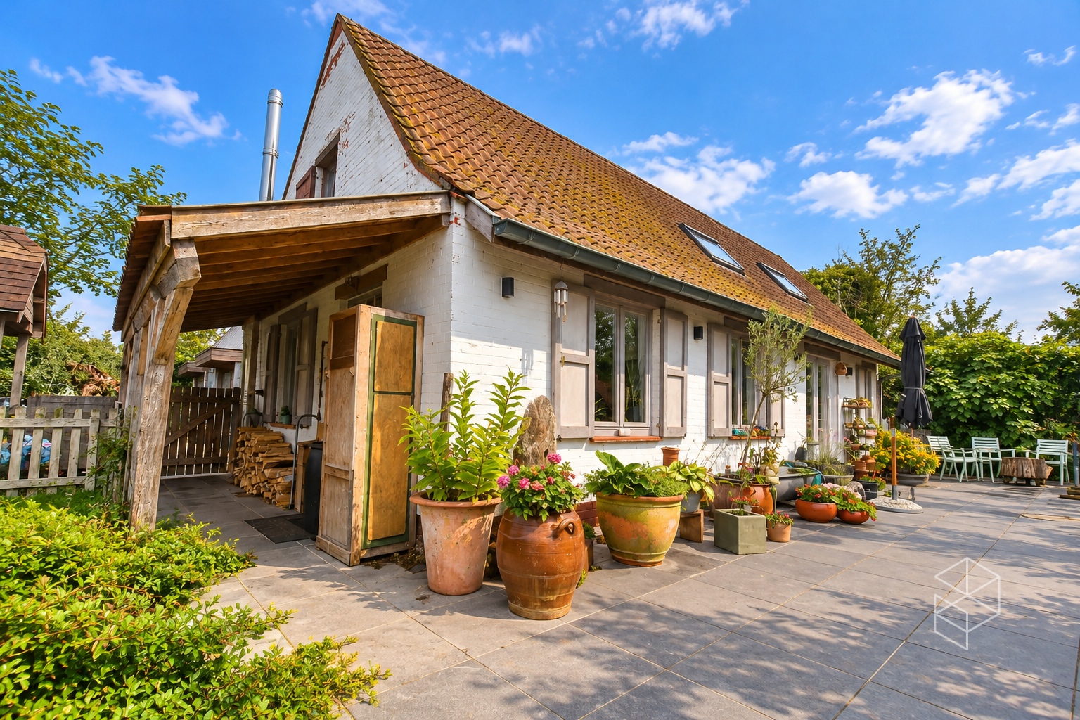 Karaktervolle woning in loftstijl met ruime loods op circa 1117 m² in Assebroek