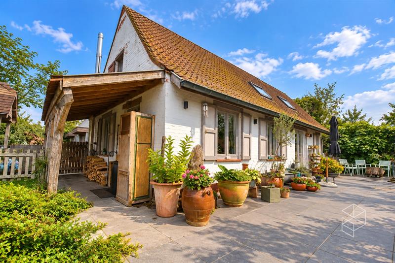 Karaktervolle woning in loftstijl met ruime loods op circa 1117 m² in Assebroek - 1